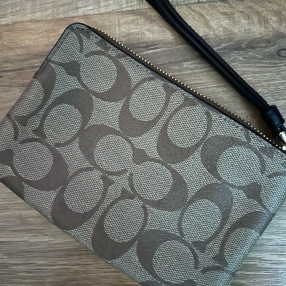 Coach Wristlet Brand New - Picture 3 of 3